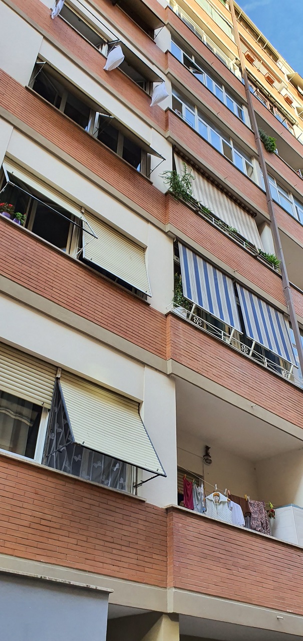Immobile sito in ROMA (RM), CAP - 00177, VIA PISINO, 93. Descrizione: Vendita nuda propri appartamento composto da ingresso, corridoio, cucina abitabile, bagno, 2 camere di cui una con balcone, sita in Roma via Pisino,93 usufruttario 82 anni). N.C.E.U. Foglio 636 Particella 306 Sub. 200