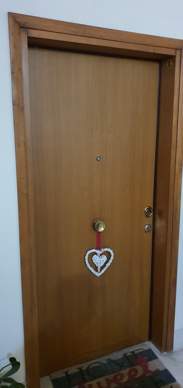 Immobile sito in ROMA (RM), CAP - 00177, VIA PISINO, 93. Descrizione: Vendita nuda propri appartamento composto da ingresso, corridoio, cucina abitabile, bagno, 2 camere di cui una con balcone, sita in Roma via Pisino,93 usufruttario 82 anni). N.C.E.U. Foglio 636 Particella 306 Sub. 200