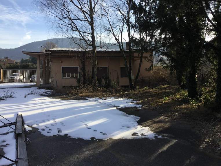 LOTTO UNICO.In Comune Amministrativo e Censuario di DOLZAGO(LC).1) PIENA PROPRIETA’complesso industriale posto in via Provinciale n. 18, costituito da diversi fabbricati dismessi da tempo, con annesse aree pertinenziali; 2) DIRITTO DI PROPRIETA’ GRAVATO DA DIRITTO DI SUPERFICIE A FAVORE DI ENEL SPA: appezzamento di terreno gravato da diritto di superficie, costituito con atto in data 17-20 ottobre 1996 n. 109438-109530 /20206 su cui insiste cabina Enel per la distribuzione dell'energia. Si rimanda all'avviso di vendita per la descrizione completa