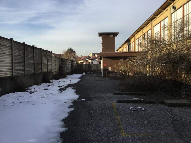 LOTTO UNICO.In Comune Amministrativo e Censuario di DOLZAGO(LC).1) PIENA PROPRIETA’complesso industriale posto in via Provinciale n. 18, costituito da diversi fabbricati dismessi da tempo, con annesse aree pertinenziali; 2) DIRITTO DI PROPRIETA’ GRAVATO DA DIRITTO DI SUPERFICIE A FAVORE DI ENEL SPA: appezzamento di terreno gravato da diritto di superficie, costituito con atto in data 17-20 ottobre 1996 n. 109438-109530 /20206 su cui insiste cabina Enel per la distribuzione dell'energia. Si rimanda all'avviso di vendita per la descrizione completa