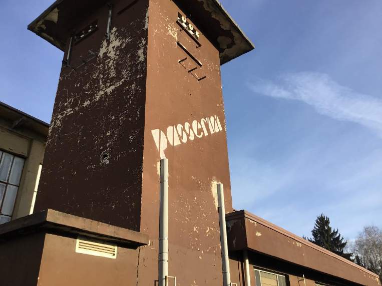 LOTTO UNICO.In Comune Amministrativo e Censuario di DOLZAGO(LC).1) PIENA PROPRIETA’complesso industriale posto in via Provinciale n. 18, costituito da diversi fabbricati dismessi da tempo, con annesse aree pertinenziali; 2) DIRITTO DI PROPRIETA’ GRAVATO DA DIRITTO DI SUPERFICIE A FAVORE DI ENEL SPA: appezzamento di terreno gravato da diritto di superficie, costituito con atto in data 17-20 ottobre 1996 n. 109438-109530 /20206 su cui insiste cabina Enel per la distribuzione dell'energia. Si rimanda all'avviso di vendita per la descrizione completa