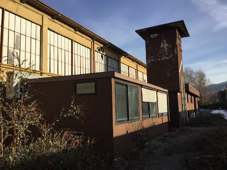 LOTTO UNICO.In Comune Amministrativo e Censuario di DOLZAGO(LC).1) PIENA PROPRIETA’complesso industriale posto in via Provinciale n. 18, costituito da diversi fabbricati dismessi da tempo, con annesse aree pertinenziali; 2) DIRITTO DI PROPRIETA’ GRAVATO DA DIRITTO DI SUPERFICIE A FAVORE DI ENEL SPA: appezzamento di terreno gravato da diritto di superficie, costituito con atto in data 17-20 ottobre 1996 n. 109438-109530 /20206 su cui insiste cabina Enel per la distribuzione dell'energia. Si rimanda all'avviso di vendita per la descrizione completa