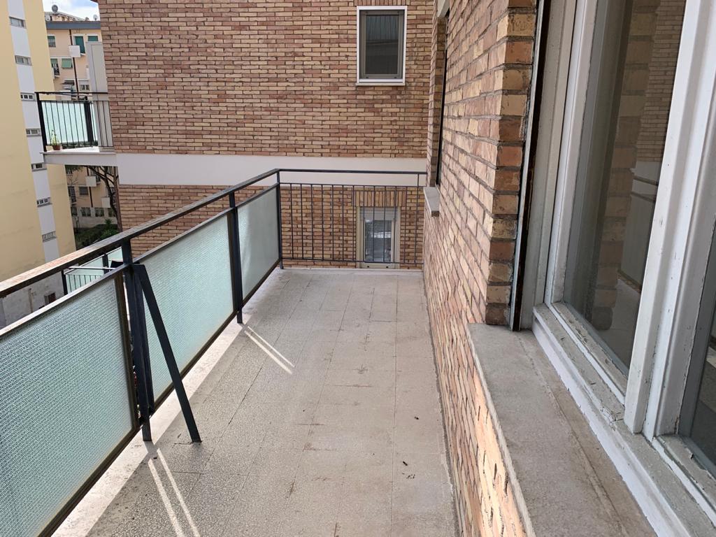 APPARTAMENTO INT.13 DI 5,5 VANI CON ASCENSORE in ROMA Via Aristide Leonori n°22, scala Q, piano 6-S1 + pertinenziale CANTINA/ BALCONI. Mq. 112. LIBERO. Identificativi catastali A/3, foglio 845, part. 271, sub. 96