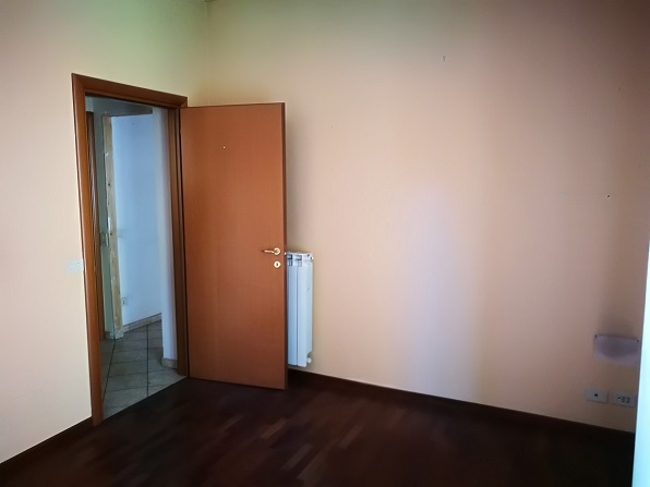 APPARTAMENTO INT.9 DI 4,5 VANI CON ASCENSORE in ROMA Via Annio Felice n°26, scala G, piano 2 + pertinenziale BALCONE. Mq. 79. LIBERO. Identificativi catastali A/4, foglio 843, part. 765, sub. 9