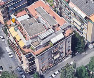 Autorimessa di pertinenza di un complesso immobiliare composto da tre fabbricati A-B-D a destinazione prevalentemente residenziale sito nel comune di Roma, Via Ugo Falena, al piano sottostrada. Il compendio è ubicato nel III Municipio.
Edificato negli anni 60, ad uso privato, pertinenza del fabbricato, suddiviso in posti auto e moto numerati. La superficie secondo le licenze edilizie ed atti d’obbligo del costruttore ammonta a mq 2899. Il piano S2 è dotato da due rampe di accesso situate in Via Gaspara Stampa n. 145 e in Via Luigi Chiarelli n.20. Potenzialità di parcamento di 116 autoveicoli e 26 motoveicoli. Al  catasto  fabbricati  di  Roma  al  foglio  274 particelle 1110 (Pal. A), 1108 (Pal. B), 1107 (Pal. D), ZC 6, cat. C/6. Stato locativo: libero.