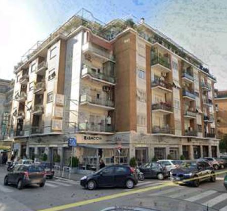 Immobile sito in ROMA (RM), CAP - 00141 VIA VAL GRANA, 11. Descrizione: Locale commerciale su 2 livelli, piano terra con soppalco e piano seminterrato con bagno, con 1 vetrina su strada. N.C.E.U. Foglio 269; Part.347; Sub 18. Mq. 78.Libero. Piena Proprietà