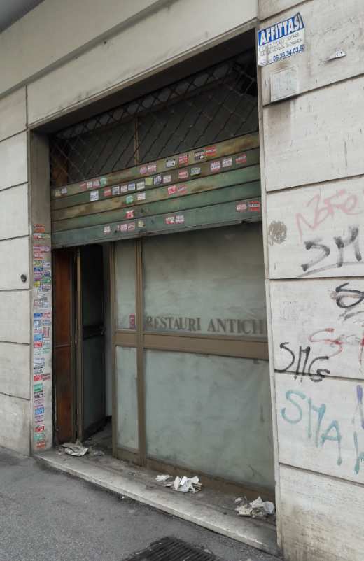 Immobile sito in ROMA (RM), CAP - 00141 VIA VAL GRANA, 11. Descrizione: Locale commerciale su 2 livelli, piano terra con soppalco e piano seminterrato con bagno, con 1 vetrina su strada. N.C.E.U. Foglio 269; Part.347; Sub 18. Mq. 78.Libero. Piena Proprietà