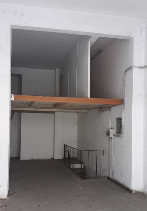 Immobile sito in ROMA (RM), CAP - 00141 VIA VAL GRANA, 11. Descrizione: Locale commerciale su 2 livelli, piano terra con soppalco e piano seminterrato con bagno, con 1 vetrina su strada. N.C.E.U. Foglio 269; Part.347; Sub 18. Mq. 78.Libero. Piena Proprietà