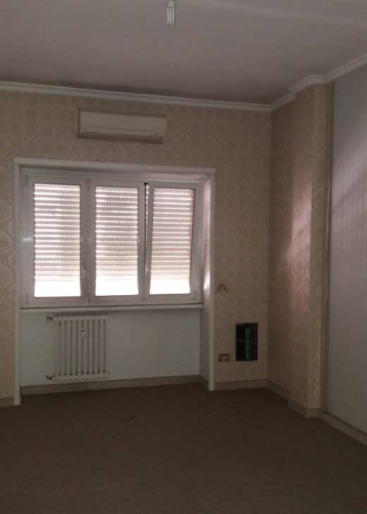 Immobile sito in ROMA (RM), CAP - 00141 VIA CONCA D'ORO, 221C. Descrizione: Appartamento composto da ingresso, disimpegno, ripostiglio, cucina con soggiorno, bagno, n. 3 camere di cui 1 con balcone + pertinenziale 2 Cantine, p. S1, intt. 8 e 14. N.C.E.U. Foglio 269; Part.334; Sub 130; Foglio 269; Part.334; Sub 615; Foglio 269; Part.334; Sub 625. Mq. 133,85.Libero. Piena Proprietà