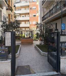 Immobile sito in ROMA (RM), CAP - 00137 VIA RENATO FUCINI, 112. Descrizione: Ufficio posto al piano terra composto da ingresso, disimpegno, bagno, 1 locale. N.C.E.U. Foglio 273; Part.1194; Sub 8. Mq. 37.Libero. Piena Proprietà