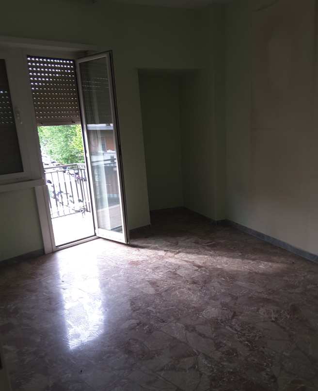 Immobile sito in ROMA (RM), CAP - 00137 VIA RENATO FUCINI, 112. Descrizione: Appartamento posto al piano secondo composto da ingresso, disimpegno, ripostiglio, cucina, bagno, n. 2 camere di cui 1 con balcone. N.C.E.U. Foglio 273; Part.1191; Sub 33. Mq. 75.Libero. Piena Proprietà