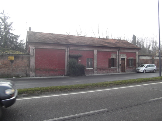 Immobile, sito in PIACENZA - CAP 29121, VIA EMILIA PAVESE, 112. Descrizione: Ingresso, soggiorno, 2 camere, sala pranzo con angolo cottura, bagno, wc e parte della corte esclusiva coperta con tettoia + pertinenziale corte esclusiva, deposito e box auto. Mq. 114. N.C.E.U. A7 foglio 47 part. 3186 sub. 2, con area scoperta al foglio 47 part. 3186 sub. 2 e box auto al foglio 47 part. 3186 sub. 3