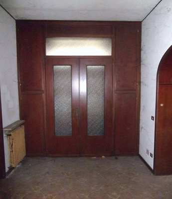 Immobile, sito in PIACENZA - CAP 29121, VIA EMILIA PAVESE, 112. Descrizione: Ingresso, soggiorno, 2 camere, sala pranzo con angolo cottura, bagno, wc e parte della corte esclusiva coperta con tettoia + pertinenziale corte esclusiva, deposito e box auto. Mq. 114. N.C.E.U. A7 foglio 47 part. 3186 sub. 2, con area scoperta al foglio 47 part. 3186 sub. 2 e box auto al foglio 47 part. 3186 sub. 3
