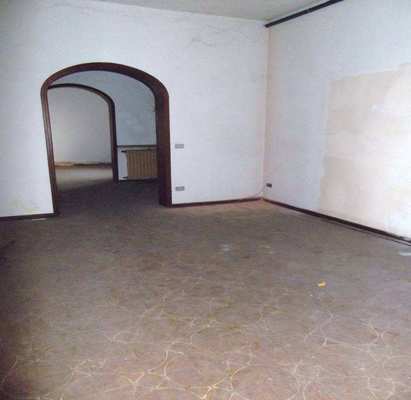 Immobile, sito in PIACENZA - CAP 29121, VIA EMILIA PAVESE, 112. Descrizione: Ingresso, soggiorno, 2 camere, sala pranzo con angolo cottura, bagno, wc e parte della corte esclusiva coperta con tettoia + pertinenziale corte esclusiva, deposito e box auto. Mq. 114. N.C.E.U. A7 foglio 47 part. 3186 sub. 2, con area scoperta al foglio 47 part. 3186 sub. 2 e box auto al foglio 47 part. 3186 sub. 3