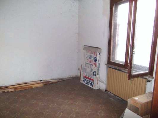 Immobile, sito in PIACENZA - CAP 29121, VIA EMILIA PAVESE, 112. Descrizione: Ingresso, soggiorno, 2 camere, sala pranzo con angolo cottura, bagno, wc e parte della corte esclusiva coperta con tettoia + pertinenziale corte esclusiva, deposito e box auto. Mq. 114. N.C.E.U. A7 foglio 47 part. 3186 sub. 2, con area scoperta al foglio 47 part. 3186 sub. 2 e box auto al foglio 47 part. 3186 sub. 3