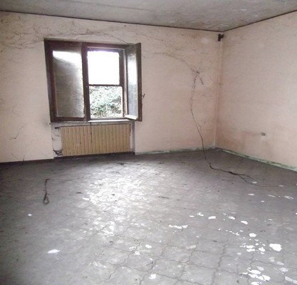 Immobile, sito in PIACENZA - CAP 29121, VIA EMILIA PAVESE, 112. Descrizione: Ingresso, soggiorno, 2 camere, sala pranzo con angolo cottura, bagno, wc e parte della corte esclusiva coperta con tettoia + pertinenziale corte esclusiva, deposito e box auto. Mq. 114. N.C.E.U. A7 foglio 47 part. 3186 sub. 2, con area scoperta al foglio 47 part. 3186 sub. 2 e box auto al foglio 47 part. 3186 sub. 3