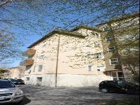 Descrizione: Ingresso, soggiorno, disimpegno, camera, cucina, bagno, balcone e terrazzo + pertinenziale cantina, deposito ad uso comune (proprietà 90,909 millesimi), autorimessa ad uso comune (proprietà 90,909 millesimi), posti auto scoperti ad uso comune (proprietà millesimi 90,909) e box auto ad uso comune (proprietà millesimi 90,909). Mq. 97. N.C.E.U. A3 foglio 83 part. 2338 sub. 21, con cantina al foglio 83 part. 2338 sub. 8, deposito ad uso comune al foglio 83 part. 2338 sub. 26 (millesimi 90,909), autorimessa ad uso comune al foglio 83 part. 2338 sub. 27 (millesimi 90,909), posto auto scoperto ad uso comune al foglio 83 part. 2338 sub. da 28 a 36 (millesimi 90,909) e box auto ad uso comune al foglio 83 part. 2340 sub. da 1 a 4 (millesimi 90,909)