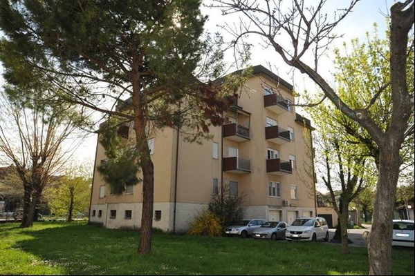 Descrizione: Ingresso, soggiorno, disimpegno, camera, cucina, bagno, balcone e terrazzo + pertinenziale cantina, deposito ad uso comune (proprietà 90,909 millesimi), autorimessa ad uso comune (proprietà 90,909 millesimi), posti auto scoperti ad uso comune (proprietà millesimi 90,909) e box auto ad uso comune (proprietà millesimi 90,909). Mq. 97. N.C.E.U. A3 foglio 83 part. 2338 sub. 21, con cantina al foglio 83 part. 2338 sub. 8, deposito ad uso comune al foglio 83 part. 2338 sub. 26 (millesimi 90,909), autorimessa ad uso comune al foglio 83 part. 2338 sub. 27 (millesimi 90,909), posto auto scoperto ad uso comune al foglio 83 part. 2338 sub. da 28 a 36 (millesimi 90,909) e box auto ad uso comune al foglio 83 part. 2340 sub. da 1 a 4 (millesimi 90,909)