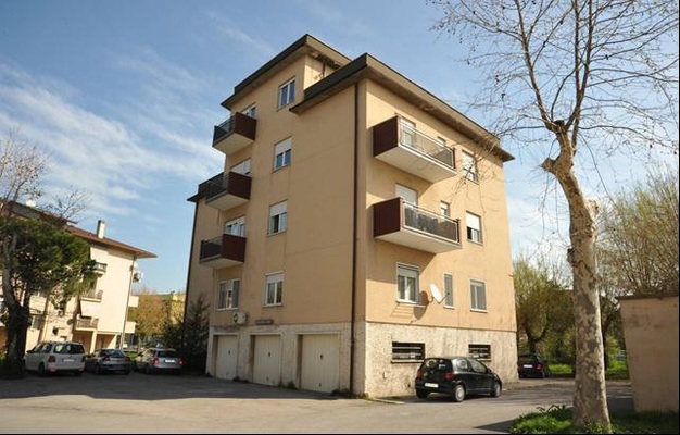 Descrizione: Ingresso, soggiorno, disimpegno, camera, cucina, bagno, balcone e terrazzo + pertinenziale cantina, deposito ad uso comune (proprietà 90,909 millesimi), autorimessa ad uso comune (proprietà 90,909 millesimi), posti auto scoperti ad uso comune (proprietà millesimi 90,909) e box auto ad uso comune (proprietà millesimi 90,909). Mq. 97. N.C.E.U. A3 foglio 83 part. 2338 sub. 21, con cantina al foglio 83 part. 2338 sub. 8, deposito ad uso comune al foglio 83 part. 2338 sub. 26 (millesimi 90,909), autorimessa ad uso comune al foglio 83 part. 2338 sub. 27 (millesimi 90,909), posto auto scoperto ad uso comune al foglio 83 part. 2338 sub. da 28 a 36 (millesimi 90,909) e box auto ad uso comune al foglio 83 part. 2340 sub. da 1 a 4 (millesimi 90,909)
