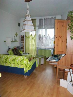 Descrizione: Ingresso, soggiorno, disimpegno, camera, cucina, bagno, balcone e terrazzo + pertinenziale cantina, deposito ad uso comune (proprietà 90,909 millesimi), autorimessa ad uso comune (proprietà 90,909 millesimi), posti auto scoperti ad uso comune (proprietà millesimi 90,909) e box auto ad uso comune (proprietà millesimi 90,909). Mq. 97. N.C.E.U. A3 foglio 83 part. 2338 sub. 21, con cantina al foglio 83 part. 2338 sub. 8, deposito ad uso comune al foglio 83 part. 2338 sub. 26 (millesimi 90,909), autorimessa ad uso comune al foglio 83 part. 2338 sub. 27 (millesimi 90,909), posto auto scoperto ad uso comune al foglio 83 part. 2338 sub. da 28 a 36 (millesimi 90,909) e box auto ad uso comune al foglio 83 part. 2340 sub. da 1 a 4 (millesimi 90,909)