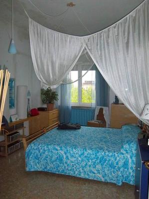 Descrizione: Ingresso, soggiorno, disimpegno, camera, cucina, bagno, balcone e terrazzo + pertinenziale cantina, deposito ad uso comune (proprietà 90,909 millesimi), autorimessa ad uso comune (proprietà 90,909 millesimi), posti auto scoperti ad uso comune (proprietà millesimi 90,909) e box auto ad uso comune (proprietà millesimi 90,909). Mq. 97. N.C.E.U. A3 foglio 83 part. 2338 sub. 21, con cantina al foglio 83 part. 2338 sub. 8, deposito ad uso comune al foglio 83 part. 2338 sub. 26 (millesimi 90,909), autorimessa ad uso comune al foglio 83 part. 2338 sub. 27 (millesimi 90,909), posto auto scoperto ad uso comune al foglio 83 part. 2338 sub. da 28 a 36 (millesimi 90,909) e box auto ad uso comune al foglio 83 part. 2340 sub. da 1 a 4 (millesimi 90,909)