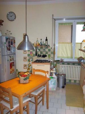 Descrizione: Ingresso, soggiorno, disimpegno, camera, cucina, bagno, balcone e terrazzo + pertinenziale cantina, deposito ad uso comune (proprietà 90,909 millesimi), autorimessa ad uso comune (proprietà 90,909 millesimi), posti auto scoperti ad uso comune (proprietà millesimi 90,909) e box auto ad uso comune (proprietà millesimi 90,909). Mq. 97. N.C.E.U. A3 foglio 83 part. 2338 sub. 21, con cantina al foglio 83 part. 2338 sub. 8, deposito ad uso comune al foglio 83 part. 2338 sub. 26 (millesimi 90,909), autorimessa ad uso comune al foglio 83 part. 2338 sub. 27 (millesimi 90,909), posto auto scoperto ad uso comune al foglio 83 part. 2338 sub. da 28 a 36 (millesimi 90,909) e box auto ad uso comune al foglio 83 part. 2340 sub. da 1 a 4 (millesimi 90,909)