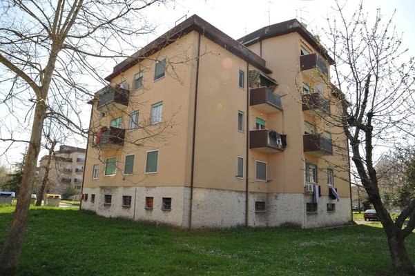 Immobile, sito in RIMINI - CAP 47922, VIA MARECCHIESE 116. Descrizione: Disimpegno, soggiorno, 2 camere, cucina, wc, terrazzo 2 balconi + pertinenziale cantina, deposito ad uso comune (proprietà 90,909 millesimi), autorimessa ad uso comune (proprietà 90,909 millesimi), posti auto scoperti ad uso comune (proprietà millesimi 90,909). Mq. 102. N.C.E.U. A3 foglio 83 part. 2334 sub. 6, con cantina al foglio 83 part. 2334 sub. 17, deposito ad uso comune al foglio 83 part. 2334 sub. 24 (millesimi 90,909), autorimessa ad uso comune al foglio 83 part. 2334 sub. 23 (millesimi 90,909) e posto auto scoperto ad uso comune al foglio 83 part. 2334 sub. da 29 a 37 (millesimi 90,909)
