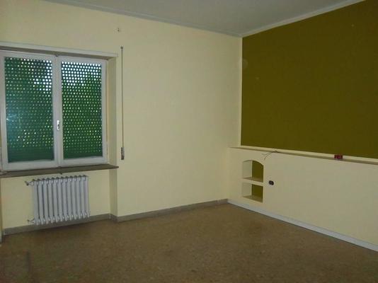 Immobile, sito in RIMINI - CAP 47922, VIA MARECCHIESE 116. Descrizione: Disimpegno, soggiorno, 2 camere, cucina, wc, terrazzo 2 balconi + pertinenziale cantina, deposito ad uso comune (proprietà 90,909 millesimi), autorimessa ad uso comune (proprietà 90,909 millesimi), posti auto scoperti ad uso comune (proprietà millesimi 90,909). Mq. 102. N.C.E.U. A3 foglio 83 part. 2334 sub. 6, con cantina al foglio 83 part. 2334 sub. 17, deposito ad uso comune al foglio 83 part. 2334 sub. 24 (millesimi 90,909), autorimessa ad uso comune al foglio 83 part. 2334 sub. 23 (millesimi 90,909) e posto auto scoperto ad uso comune al foglio 83 part. 2334 sub. da 29 a 37 (millesimi 90,909)