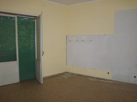 Immobile, sito in RIMINI - CAP 47922, VIA MARECCHIESE 116. Descrizione: Disimpegno, soggiorno, 2 camere, cucina, wc, terrazzo 2 balconi + pertinenziale cantina, deposito ad uso comune (proprietà 90,909 millesimi), autorimessa ad uso comune (proprietà 90,909 millesimi), posti auto scoperti ad uso comune (proprietà millesimi 90,909). Mq. 102. N.C.E.U. A3 foglio 83 part. 2334 sub. 6, con cantina al foglio 83 part. 2334 sub. 17, deposito ad uso comune al foglio 83 part. 2334 sub. 24 (millesimi 90,909), autorimessa ad uso comune al foglio 83 part. 2334 sub. 23 (millesimi 90,909) e posto auto scoperto ad uso comune al foglio 83 part. 2334 sub. da 29 a 37 (millesimi 90,909)