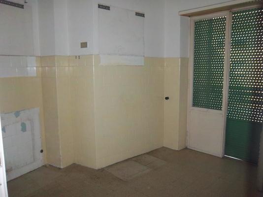 Immobile, sito in RIMINI - CAP 47922, VIA MARECCHIESE 116. Descrizione: Disimpegno, soggiorno, 2 camere, cucina, wc, terrazzo 2 balconi + pertinenziale cantina, deposito ad uso comune (proprietà 90,909 millesimi), autorimessa ad uso comune (proprietà 90,909 millesimi), posti auto scoperti ad uso comune (proprietà millesimi 90,909). Mq. 102. N.C.E.U. A3 foglio 83 part. 2334 sub. 6, con cantina al foglio 83 part. 2334 sub. 17, deposito ad uso comune al foglio 83 part. 2334 sub. 24 (millesimi 90,909), autorimessa ad uso comune al foglio 83 part. 2334 sub. 23 (millesimi 90,909) e posto auto scoperto ad uso comune al foglio 83 part. 2334 sub. da 29 a 37 (millesimi 90,909)
