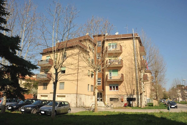 Immobile, sito in RIMINI - CAP 47922, VIA MARECCHIESE 116. Descrizione: Disimpegno, soggiorno, camera, cucina, wc, ripostiglio, terrazzo e 2 balconi + pertinenziale cantina, deposito ad uso comune (proprietà 90,909 millesimi), autorimessa ad uso comune (proprietà 90,909 millesimi), posti auto scoperti ad uso comune (proprietà millesimi 90,909). Mq. 86. N.C.E.U. A3 foglio 83 part. 2334 sub. 11, con cantina al foglio 83 part. 2334 sub. 22, deposito ad uso comune al foglio 83 part. 2334 sub. 24 (millesimi 90,909), autorimessa ad uso comune al foglio 83 part. 2334 sub. 23 (millesimi 90,909) e posto auto scoperto ad uso comune al foglio 83 part. 2334 sub. da 29 a 37 (millesimi 90,909)