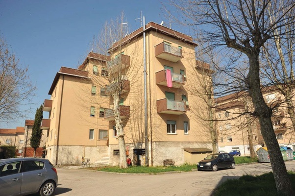 Immobile, sito in RIMINI - CAP 47922, VIA MARECCHIESE 116. Descrizione: Disimpegno, soggiorno, camera, cucina, wc, ripostiglio, terrazzo e 2 balconi + pertinenziale cantina, deposito ad uso comune (proprietà 90,909 millesimi), autorimessa ad uso comune (proprietà 90,909 millesimi), posti auto scoperti ad uso comune (proprietà millesimi 90,909). Mq. 86. N.C.E.U. A3 foglio 83 part. 2334 sub. 11, con cantina al foglio 83 part. 2334 sub. 22, deposito ad uso comune al foglio 83 part. 2334 sub. 24 (millesimi 90,909), autorimessa ad uso comune al foglio 83 part. 2334 sub. 23 (millesimi 90,909) e posto auto scoperto ad uso comune al foglio 83 part. 2334 sub. da 29 a 37 (millesimi 90,909)