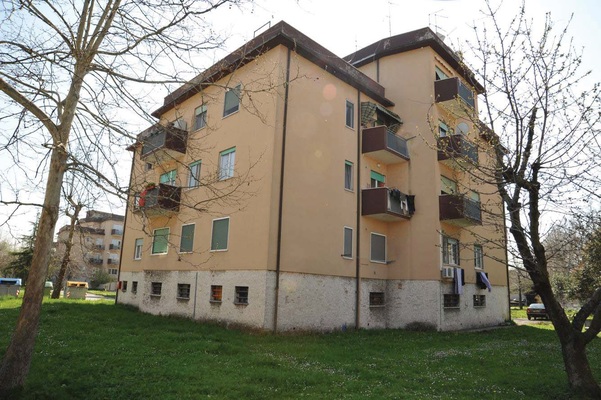 Immobile, sito in RIMINI - CAP 47922, VIA MARECCHIESE 116. Descrizione: Disimpegno, soggiorno, camera, cucina, wc, ripostiglio, terrazzo e 2 balconi + pertinenziale cantina, deposito ad uso comune (proprietà 90,909 millesimi), autorimessa ad uso comune (proprietà 90,909 millesimi), posti auto scoperti ad uso comune (proprietà millesimi 90,909). Mq. 86. N.C.E.U. A3 foglio 83 part. 2334 sub. 11, con cantina al foglio 83 part. 2334 sub. 22, deposito ad uso comune al foglio 83 part. 2334 sub. 24 (millesimi 90,909), autorimessa ad uso comune al foglio 83 part. 2334 sub. 23 (millesimi 90,909) e posto auto scoperto ad uso comune al foglio 83 part. 2334 sub. da 29 a 37 (millesimi 90,909)