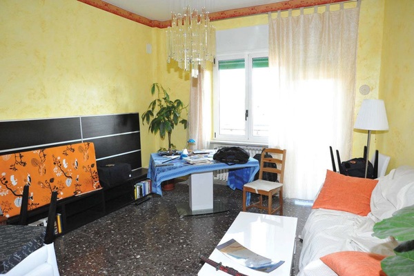 Immobile, sito in RIMINI - CAP 47922, VIA MARECCHIESE 116. Descrizione: Disimpegno, soggiorno, camera, cucina, wc, ripostiglio, terrazzo e 2 balconi + pertinenziale cantina, deposito ad uso comune (proprietà 90,909 millesimi), autorimessa ad uso comune (proprietà 90,909 millesimi), posti auto scoperti ad uso comune (proprietà millesimi 90,909). Mq. 86. N.C.E.U. A3 foglio 83 part. 2334 sub. 11, con cantina al foglio 83 part. 2334 sub. 22, deposito ad uso comune al foglio 83 part. 2334 sub. 24 (millesimi 90,909), autorimessa ad uso comune al foglio 83 part. 2334 sub. 23 (millesimi 90,909) e posto auto scoperto ad uso comune al foglio 83 part. 2334 sub. da 29 a 37 (millesimi 90,909)