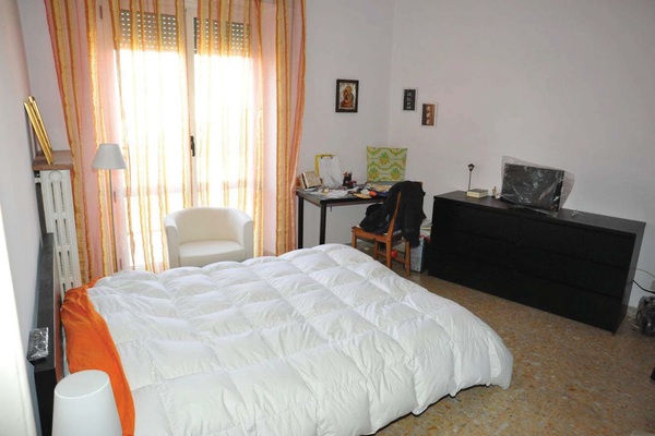 Immobile, sito in RIMINI - CAP 47922, VIA MARECCHIESE 116. Descrizione: Disimpegno, soggiorno, camera, cucina, wc, ripostiglio, terrazzo e 2 balconi + pertinenziale cantina, deposito ad uso comune (proprietà 90,909 millesimi), autorimessa ad uso comune (proprietà 90,909 millesimi), posti auto scoperti ad uso comune (proprietà millesimi 90,909). Mq. 86. N.C.E.U. A3 foglio 83 part. 2334 sub. 11, con cantina al foglio 83 part. 2334 sub. 22, deposito ad uso comune al foglio 83 part. 2334 sub. 24 (millesimi 90,909), autorimessa ad uso comune al foglio 83 part. 2334 sub. 23 (millesimi 90,909) e posto auto scoperto ad uso comune al foglio 83 part. 2334 sub. da 29 a 37 (millesimi 90,909)