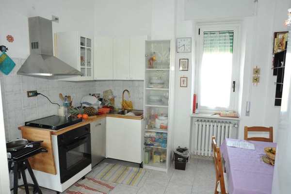 Immobile, sito in RIMINI - CAP 47922, VIA MARECCHIESE 116. Descrizione: Disimpegno, soggiorno, camera, cucina, wc, ripostiglio, terrazzo e 2 balconi + pertinenziale cantina, deposito ad uso comune (proprietà 90,909 millesimi), autorimessa ad uso comune (proprietà 90,909 millesimi), posti auto scoperti ad uso comune (proprietà millesimi 90,909). Mq. 86. N.C.E.U. A3 foglio 83 part. 2334 sub. 11, con cantina al foglio 83 part. 2334 sub. 22, deposito ad uso comune al foglio 83 part. 2334 sub. 24 (millesimi 90,909), autorimessa ad uso comune al foglio 83 part. 2334 sub. 23 (millesimi 90,909) e posto auto scoperto ad uso comune al foglio 83 part. 2334 sub. da 29 a 37 (millesimi 90,909)