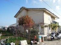 Immobile, sito in RIMINI - CAP 47922, VIA DEI MULINI 41. Descrizione: Disimpegno, soggiorno, 3 camere, cucina, 2 bagni e balcone + pertinenziale 2 soffitte comunicanti, locale tecnico e corte esclusiva. Mq. 204. N.C.E.U. A2 foglio 69 part. 113 sub. 1