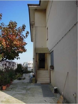 Immobile, sito in RIMINI - CAP 47922, VIA DEI MULINI 41. Descrizione: Disimpegno, soggiorno, 3 camere, cucina, 2 bagni e balcone + pertinenziale 2 soffitte comunicanti, locale tecnico e corte esclusiva. Mq. 204. N.C.E.U. A2 foglio 69 part. 113 sub. 1