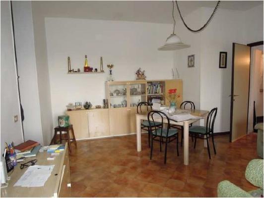 Immobile, sito in RIMINI - CAP 47922, VIA DEI MULINI 41. Descrizione: Disimpegno, soggiorno, 3 camere, cucina, 2 bagni e balcone + pertinenziale 2 soffitte comunicanti, locale tecnico e corte esclusiva. Mq. 204. N.C.E.U. A2 foglio 69 part. 113 sub. 1