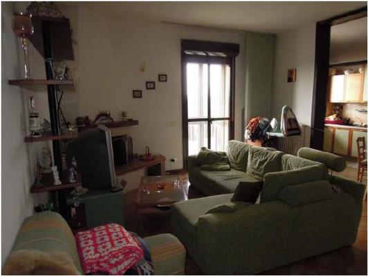 Immobile, sito in RIMINI - CAP 47922, VIA DEI MULINI 41. Descrizione: Disimpegno, soggiorno, 3 camere, cucina, 2 bagni e balcone + pertinenziale 2 soffitte comunicanti, locale tecnico e corte esclusiva. Mq. 204. N.C.E.U. A2 foglio 69 part. 113 sub. 1