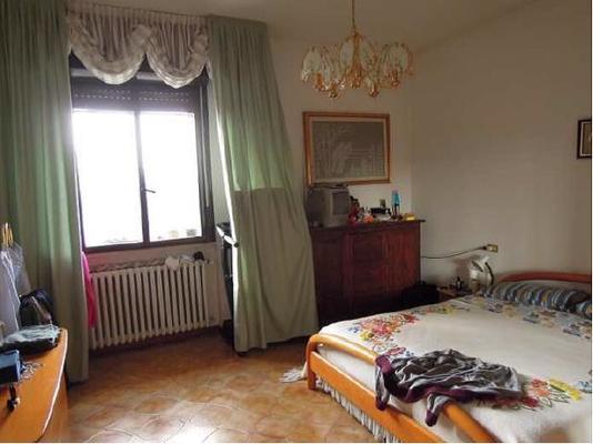 Immobile, sito in RIMINI - CAP 47922, VIA DEI MULINI 41. Descrizione: Disimpegno, soggiorno, 3 camere, cucina, 2 bagni e balcone + pertinenziale 2 soffitte comunicanti, locale tecnico e corte esclusiva. Mq. 204. N.C.E.U. A2 foglio 69 part. 113 sub. 1