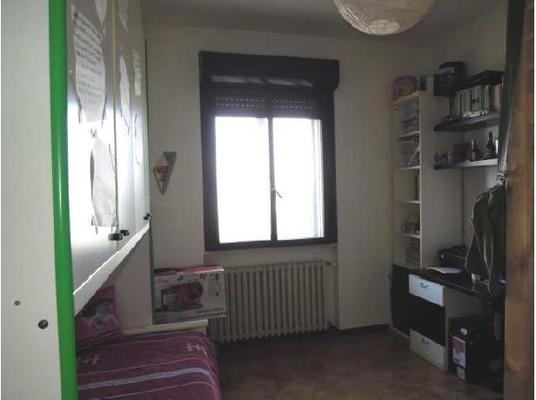 Immobile, sito in RIMINI - CAP 47922, VIA DEI MULINI 41. Descrizione: Disimpegno, soggiorno, 3 camere, cucina, 2 bagni e balcone + pertinenziale 2 soffitte comunicanti, locale tecnico e corte esclusiva. Mq. 204. N.C.E.U. A2 foglio 69 part. 113 sub. 1