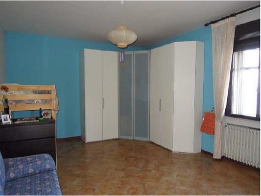 Immobile, sito in RIMINI - CAP 47922, VIA DEI MULINI 41. Descrizione: Disimpegno, soggiorno, 3 camere, cucina, 2 bagni e balcone + pertinenziale 2 soffitte comunicanti, locale tecnico e corte esclusiva. Mq. 204. N.C.E.U. A2 foglio 69 part. 113 sub. 1