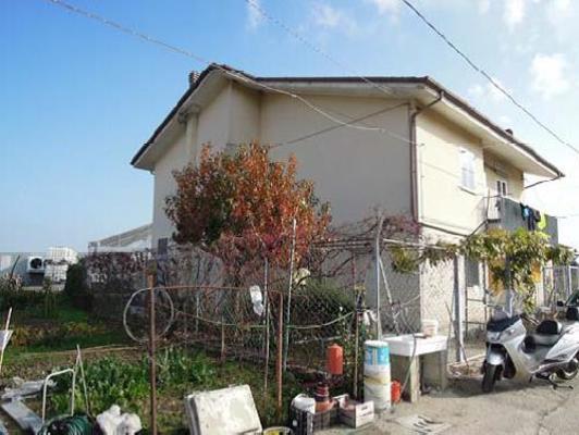 Immobile, sito in RIMINI - CAP 47922, VIA DEI MULINI 41. Descrizione: Ingresso, disimpegno, soggiorno, 3 camere, cucina, 3 bagni, dispensa e ripostiglio + pertinenziale corte esclusiva. Mq. 264. N.C.E.U. A2 foglio 69 part. 113 sub. 2