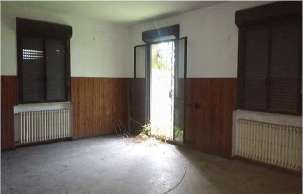 Immobile, sito in RIMINI - CAP 47922, VIA DEI MULINI 41. Descrizione: Ingresso, disimpegno, soggiorno, 3 camere, cucina, 3 bagni, dispensa e ripostiglio + pertinenziale corte esclusiva. Mq. 264. N.C.E.U. A2 foglio 69 part. 113 sub. 2