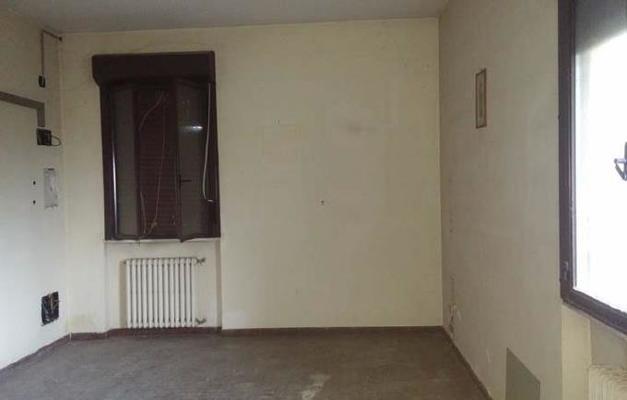 Immobile, sito in RIMINI - CAP 47922, VIA DEI MULINI 41. Descrizione: Ingresso, disimpegno, soggiorno, 3 camere, cucina, 3 bagni, dispensa e ripostiglio + pertinenziale corte esclusiva. Mq. 264. N.C.E.U. A2 foglio 69 part. 113 sub. 2