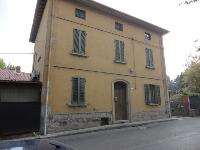 Immobile, sito in BOLOGNA - CAP 40137, VIA PARISIO 7. Descrizione: P. primo: ingresso, 4 camere, cucina, bagno e terrazzo - P. secondo: disimpegno e soffitte + pertinenziale soffitte. Mq. 211. N.C.E.U. A3 foglio 272 part. 53 sub. 7