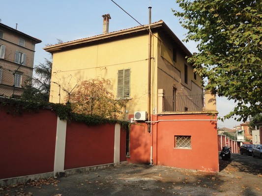 Immobile, sito in BOLOGNA - CAP 40137, VIA PARISIO 7. Descrizione: P. primo: ingresso, 4 camere, cucina, bagno e terrazzo - P. secondo: disimpegno e soffitte + pertinenziale soffitte. Mq. 211. N.C.E.U. A3 foglio 272 part. 53 sub. 7