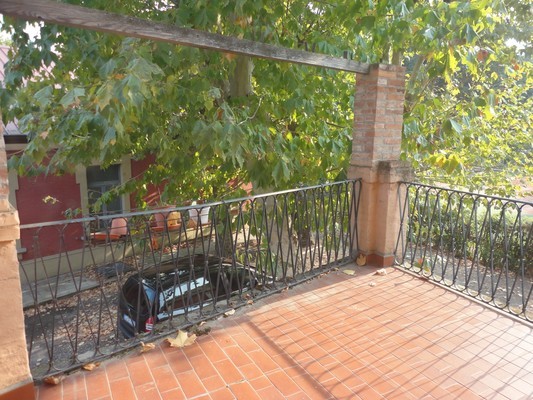 Immobile, sito in BOLOGNA - CAP 40137, VIA PARISIO 7. Descrizione: P. primo: ingresso, 4 camere, cucina, bagno e terrazzo - P. secondo: disimpegno e soffitte + pertinenziale soffitte. Mq. 211. N.C.E.U. A3 foglio 272 part. 53 sub. 7