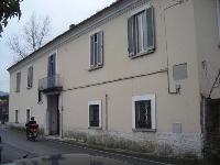 Immobile, sito in CASERTA  - CAP 81100, VIA FERRARECCE 160. Descrizione: P. terra: ingresso, soggiorno, camera, cucina, wc, locale di sgombero, terrazzo e giardino - P. primo: disimpegno, 4 camere e wc + pertinenziale locale di sgombero, giardino e box auto. Mq. 256. N.C.E.U. A2 foglio 52 part. 5511 sub. 4, con box al foglio 52 part. 5511 sub. 10